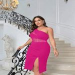 Vestido elegante ajustado con malla y abertura lateral