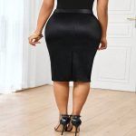 Falda lápiz elegante con botones metálicos